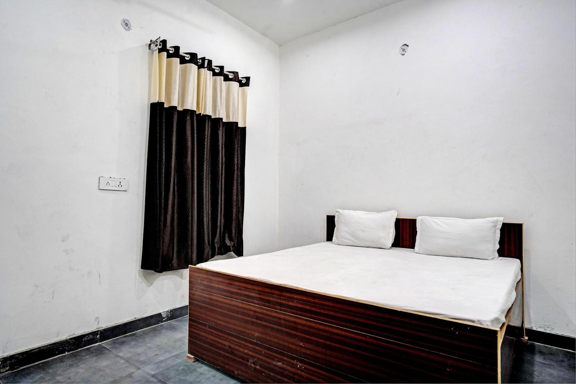 Oyo Double Ss Hotel Hathras Экстерьер фото