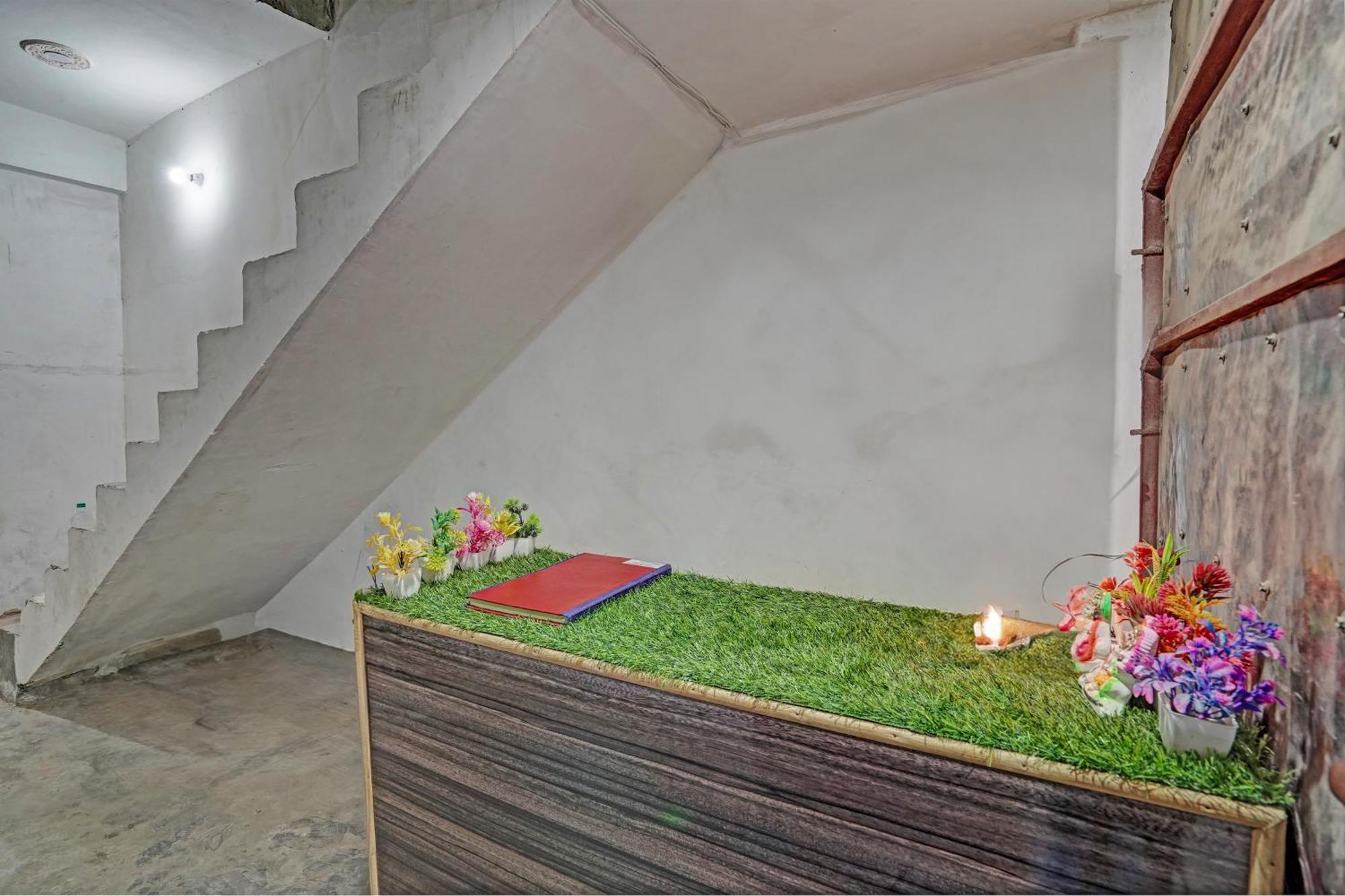 Oyo Double Ss Hotel Hathras Экстерьер фото