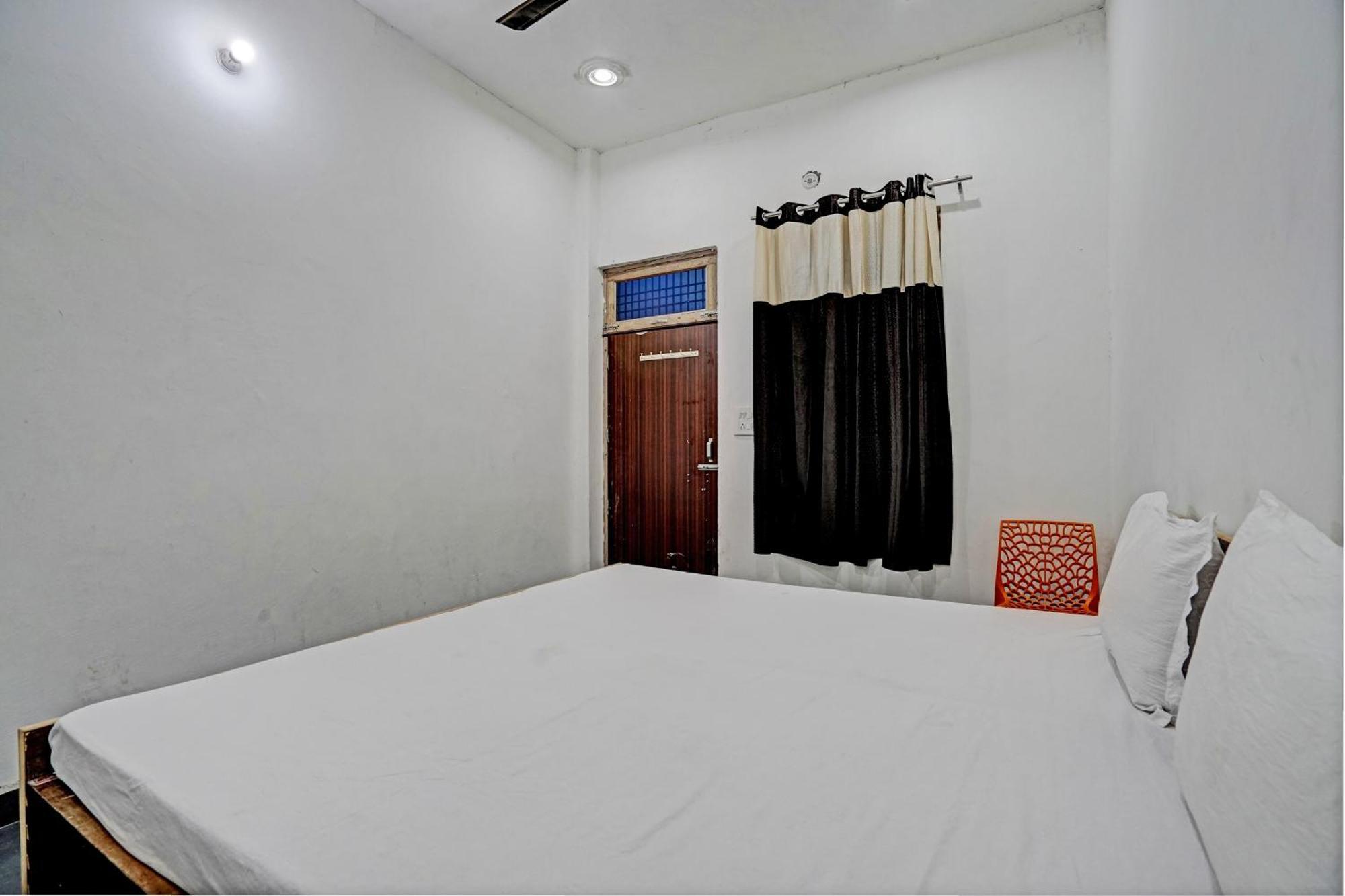 Oyo Double Ss Hotel Hathras Экстерьер фото