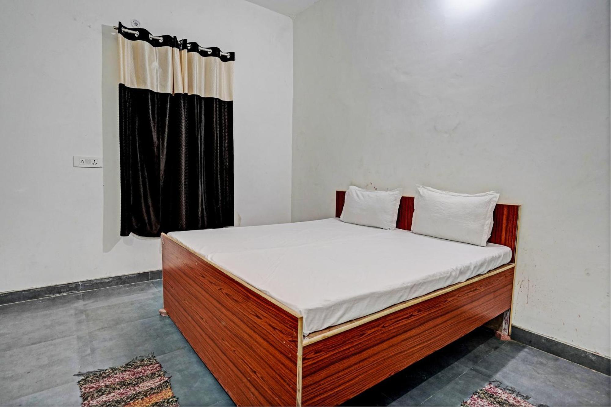 Oyo Double Ss Hotel Hathras Экстерьер фото