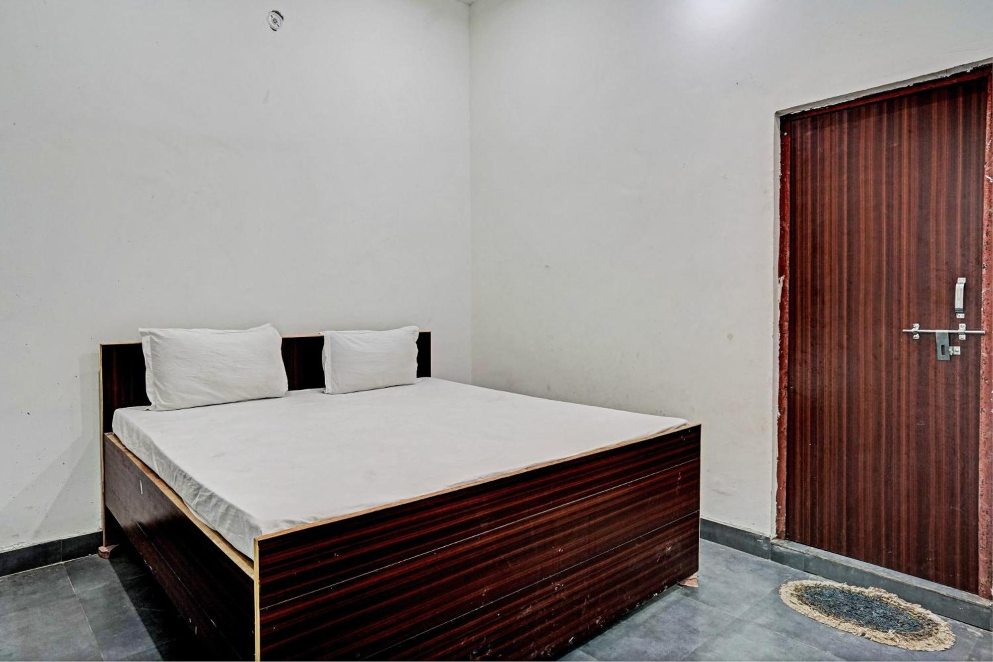 Oyo Double Ss Hotel Hathras Экстерьер фото