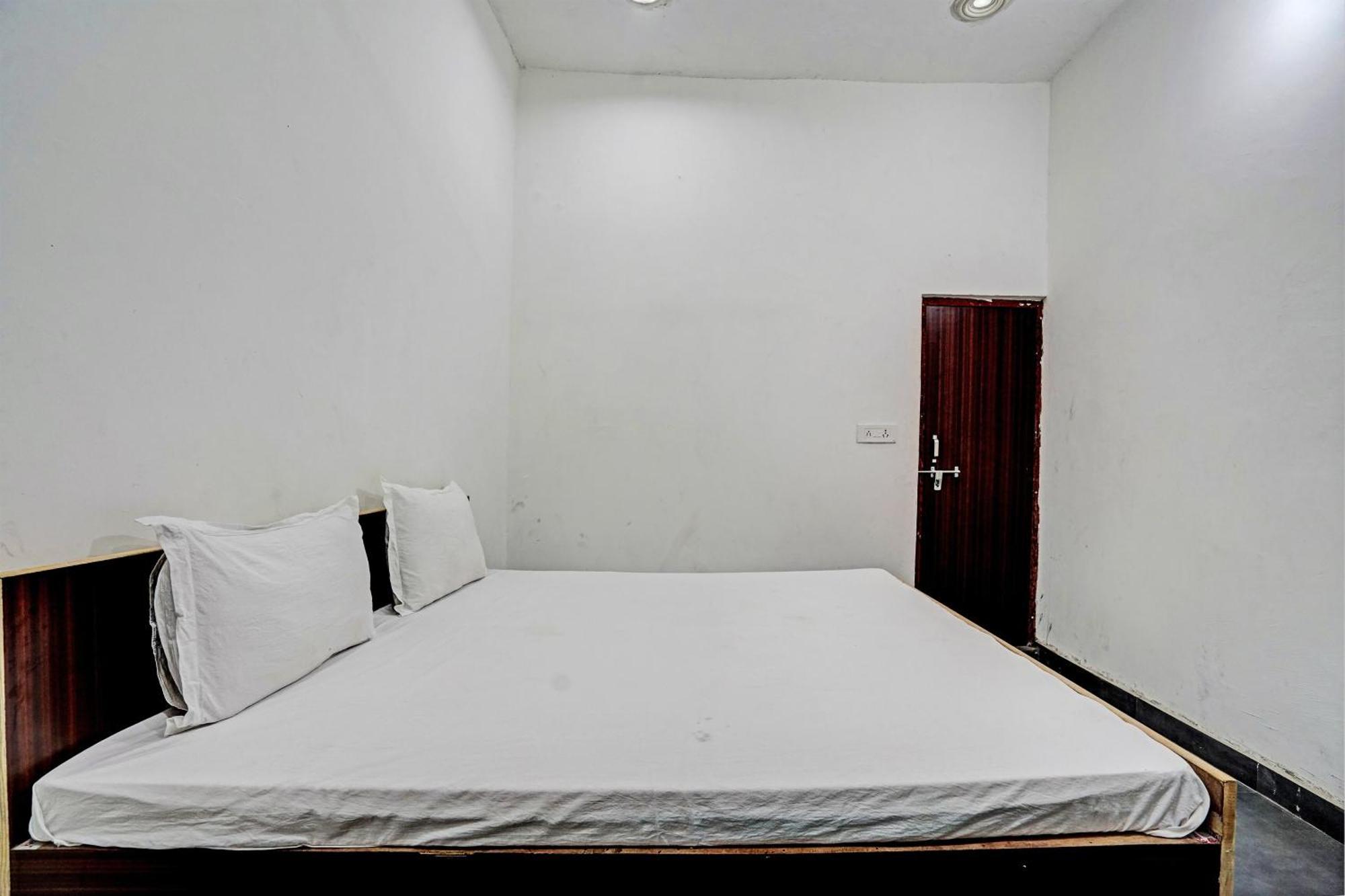 Oyo Double Ss Hotel Hathras Экстерьер фото