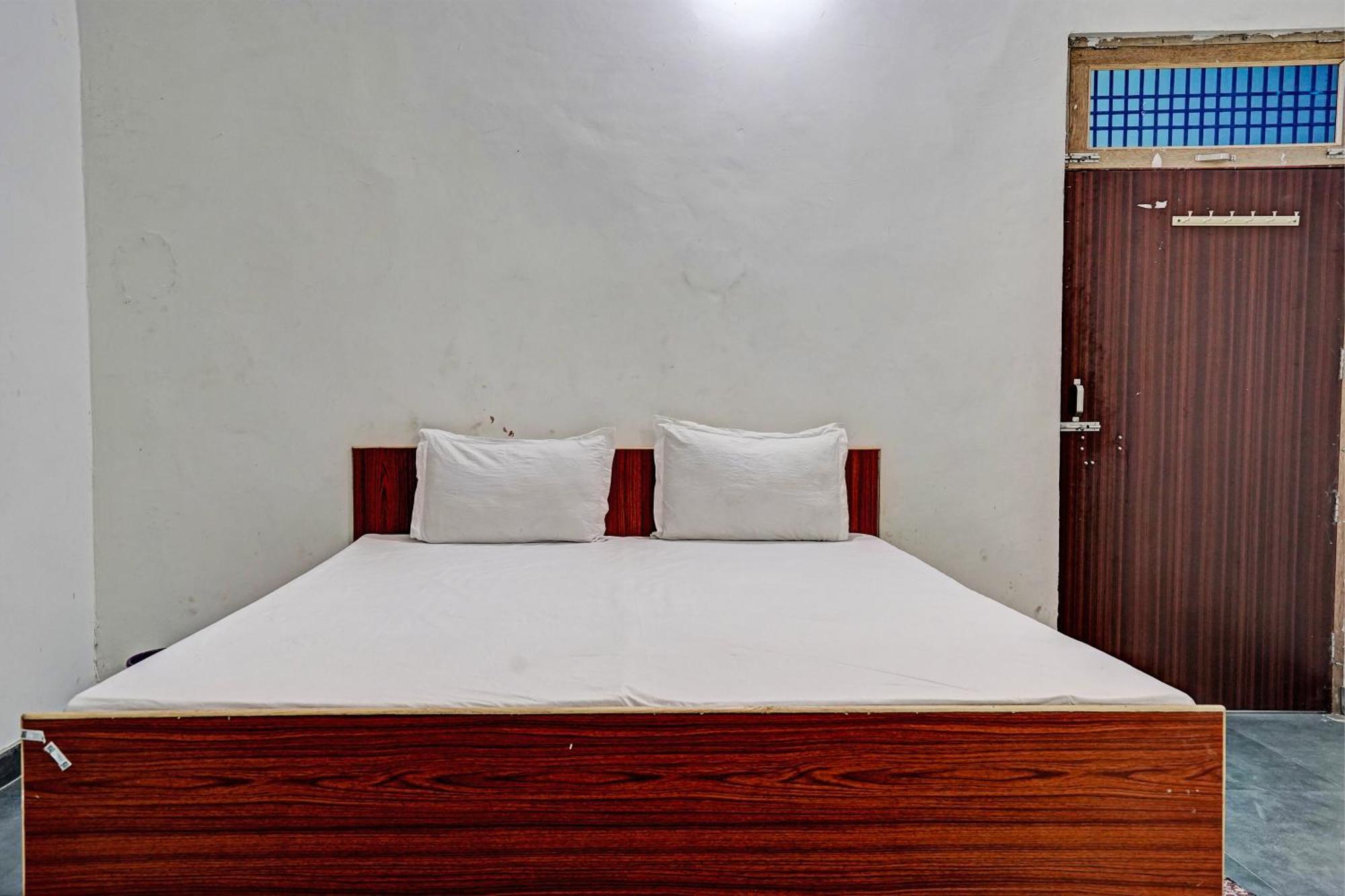 Oyo Double Ss Hotel Hathras Экстерьер фото
