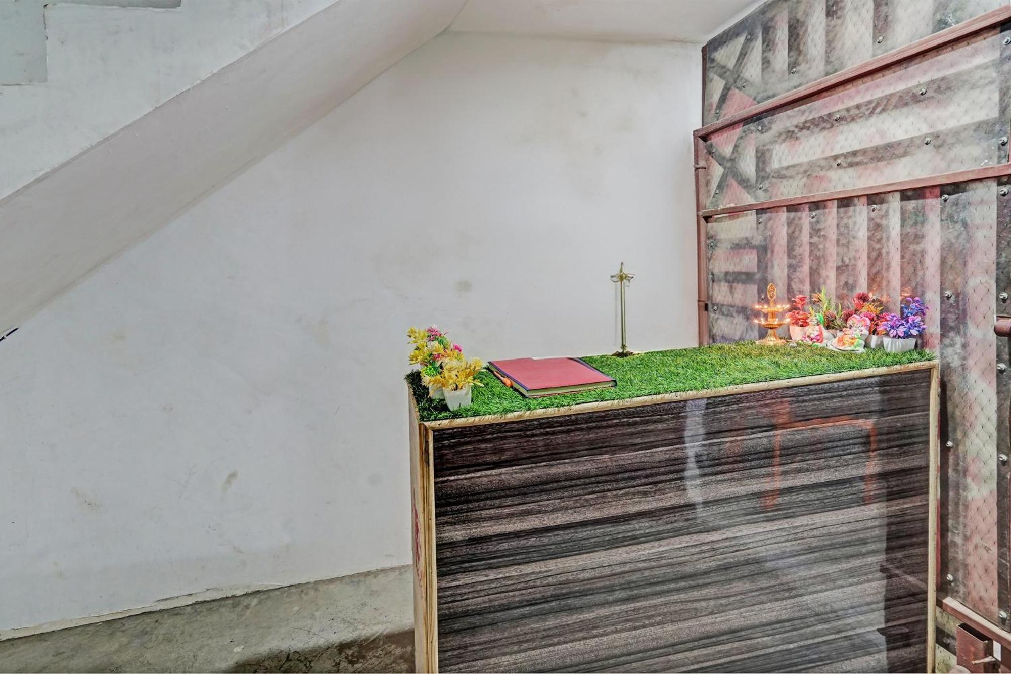Oyo Double Ss Hotel Hathras Экстерьер фото