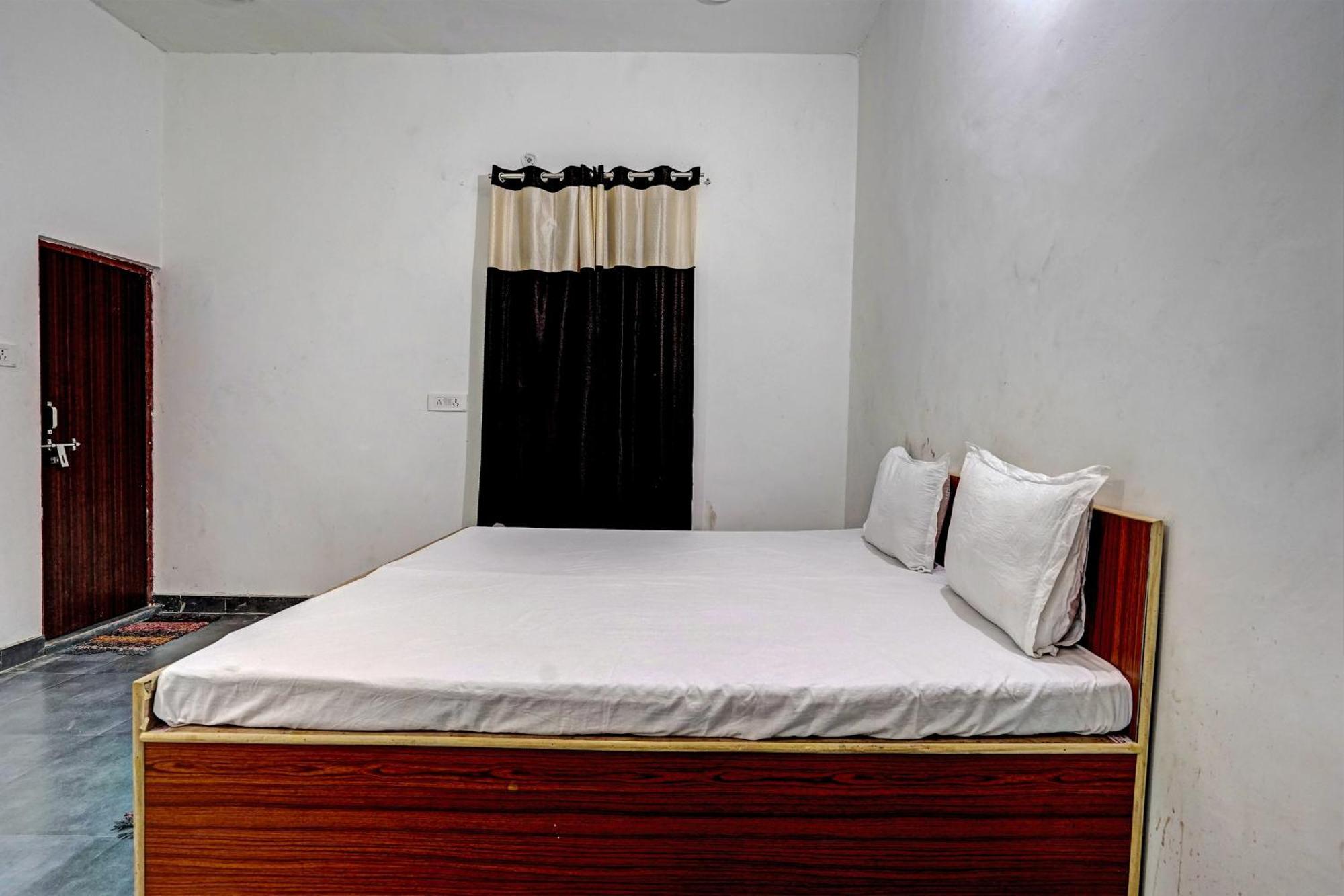 Oyo Double Ss Hotel Hathras Экстерьер фото