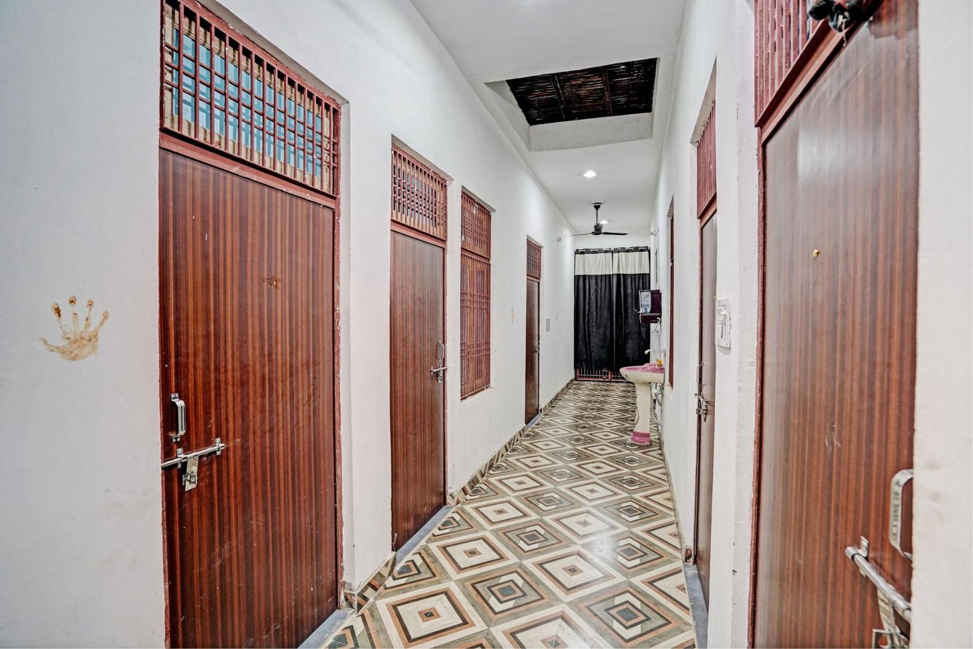 Oyo Double Ss Hotel Hathras Экстерьер фото