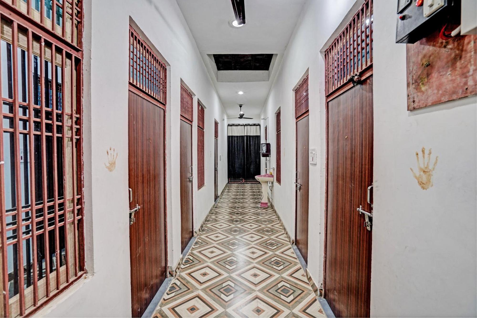 Oyo Double Ss Hotel Hathras Экстерьер фото